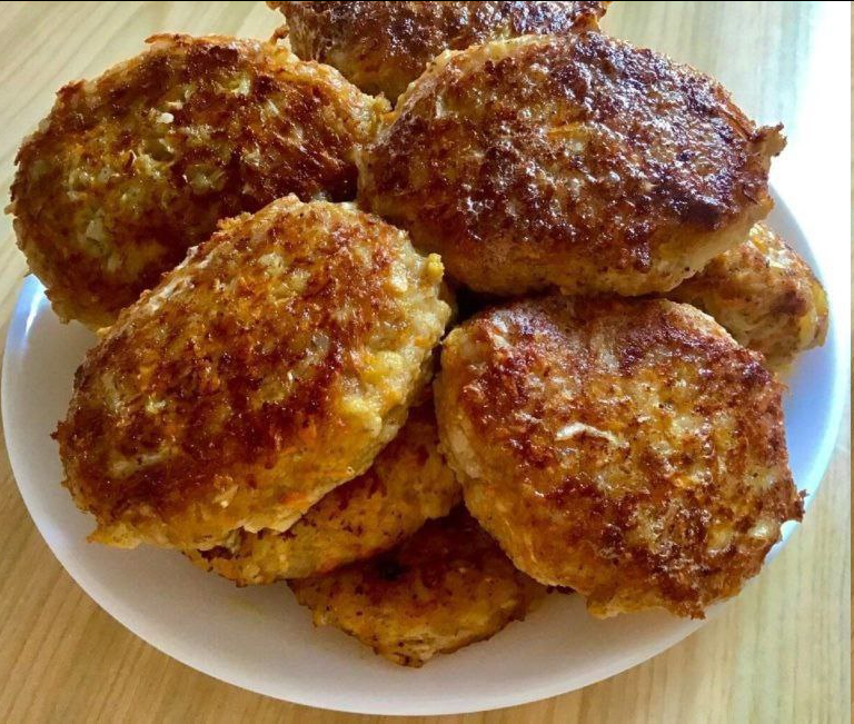   Если фарша мало, а нужно приготовить много котлет, делаю так👇
Интересно, есть ли здесь хозяюшки, которые готовили такие или подобные котлетки? Буду рада если вы напишете в комментариях и поделитесь своими рецептами вкусных и бюджетных блюд ♦ Рецепт:
С ужина у меня осталось немного ячневой каши, используем ее;
Одну крупную морковь натираем на средней тёрке и добавляем к каше;
Крупную луковицу и 3-4 зубчика чеснока натираем и добавляем в миску;
Немного свежей капусты ( примерно 200 грамм) мелко шинкуем, солим и хорошо мнем рукой; Кладём к остальным ингредиентам;
Добавляем сюда 150-200 грамм фарша;
Вбиваем два яйца;
Соль и черный молотый перец добавляем по вкусу;
Все хорошо перемешиваем и отбиваем пару минут;
Жарим на разогретой сковороде на небольшом огне до аппетитной румяной корочки с двух сторон ♦ https://t.me/umelaya_hozyaika/7691  ♦ 