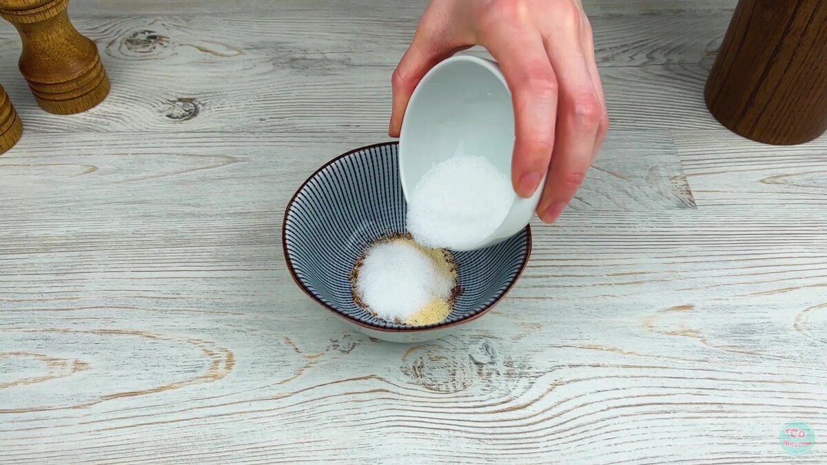 Почему блины сырые внутри получаются. Блины на кефире внутри получаются сырыми. Блины внутри сырые. Блины деформируются. Блины на сковороде.