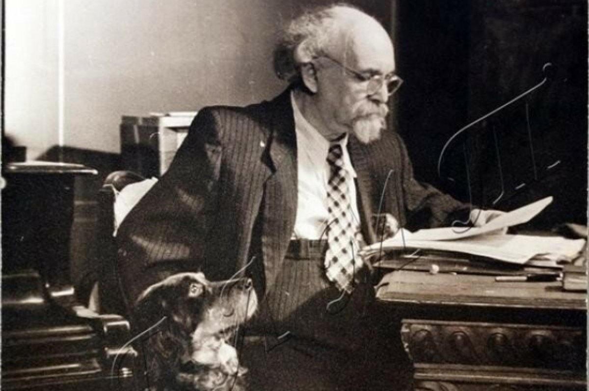    Михаил Пришвин со своей охотничьей собакой Ладой.