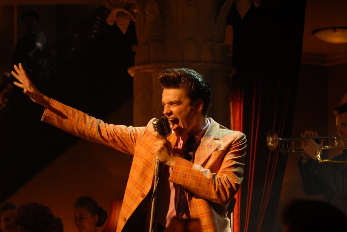 Федор подбежал к микрофону, наклонил его и громким басом запел: «О моя маленькая Бейба! Побудь со мной…».