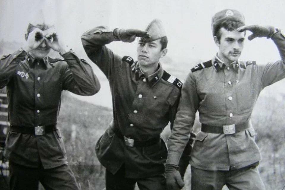 Старые друзья. Встретил старого приятеля. Встретил старого приятеля. Ретро живопись мужчина. Встретил старого приятеля.