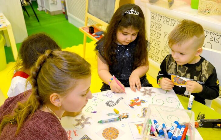 Дошкольное образование. Воспитатель. Дошкльник и воспитательв детском саду. Воспитатель детсада. Воспитатель.