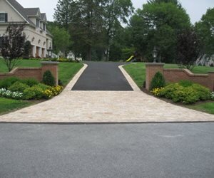 Газон по обе стороны 