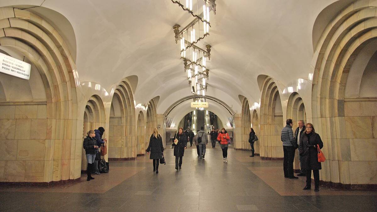 Почему стоят поезда в метро. Почему стоят поезда в метро