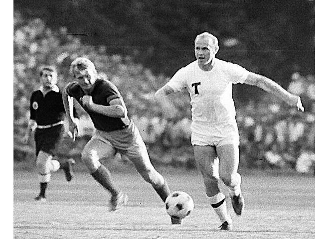 нефтяник новоспасское футбол. футбольная команда нефтяник новоспасское ульяновская область. футбольная команда фк нефтяник новоспасское. нефтяник футбольный. футбольный клуб нефтяник волгоград.