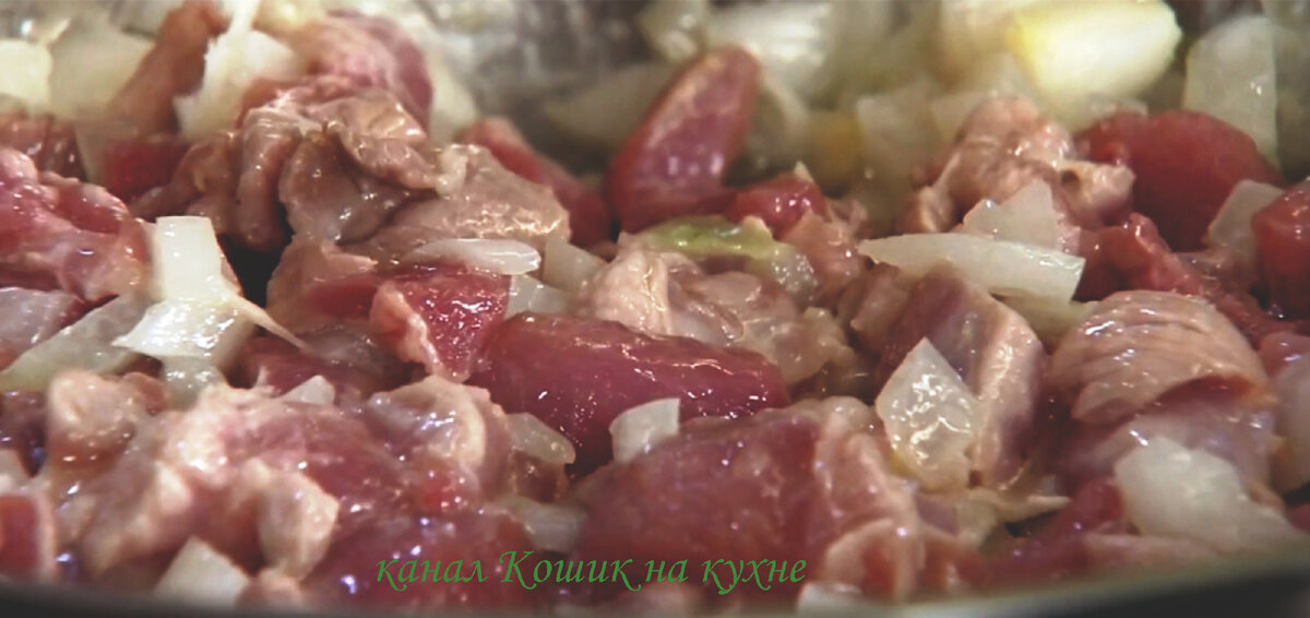 Обжариваем индейку с луком