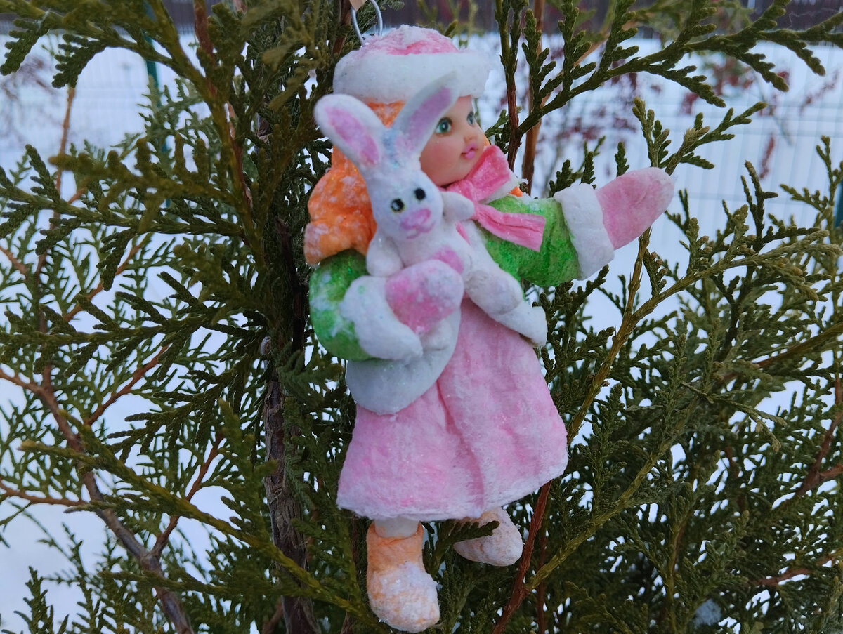 Моя 2-я работа "Девочка с зайчиком"