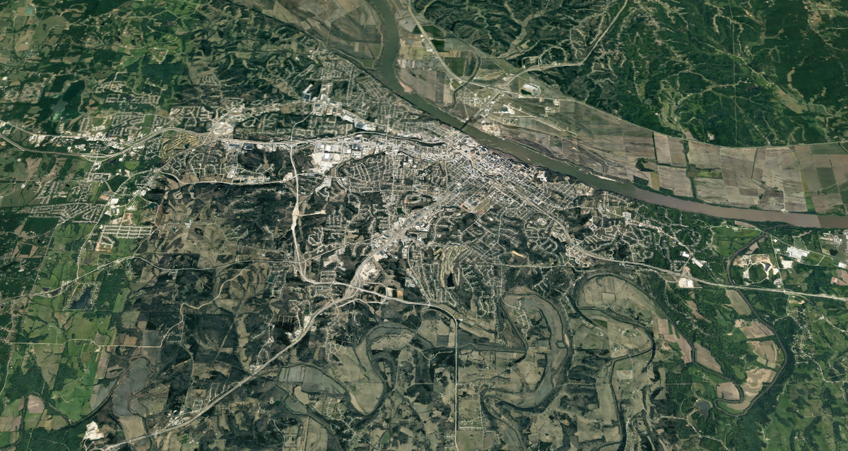 Город Джефферсон-Сити в Штате Миссури, Соединённые Штаты Америки. Координаты: 38.574099, -92.175592, высота - 1.000 метров. Тип: Спутник, режим: Глобус, Вид 3D, без ярлыков, Google карта.