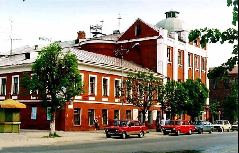 дом архитектора Г. И. Шапиро по адресу г. Череповец, Советский проспект, 54 в 1994 году