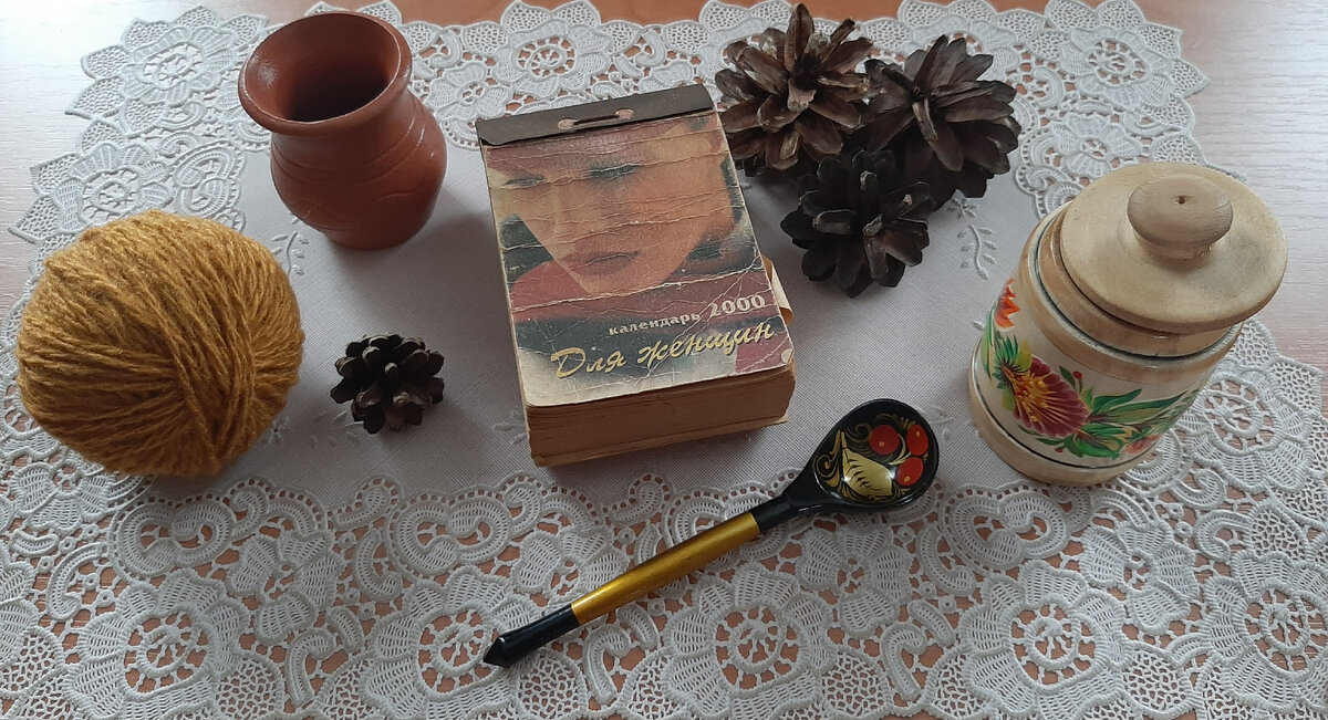 Один из природных красителей - сосновые шишки.