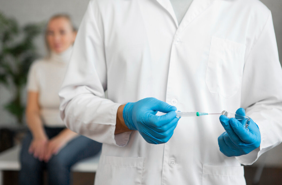 Изображение от <a href="https://ru.freepik.com/free-photo/close-up-hands-holding-syringe_12060710.htm#page=2&query=%D0%92%D1%80%D0%B0%D1%87%D0%B8%20%D1%83%D0%B1%D0%B8%D0%B9%D1%86%D1%8B&position=36&from_view=search&track=ais&uuid=a06d7654-0119-4648-a806-1e63b18868be">Freepik</a>