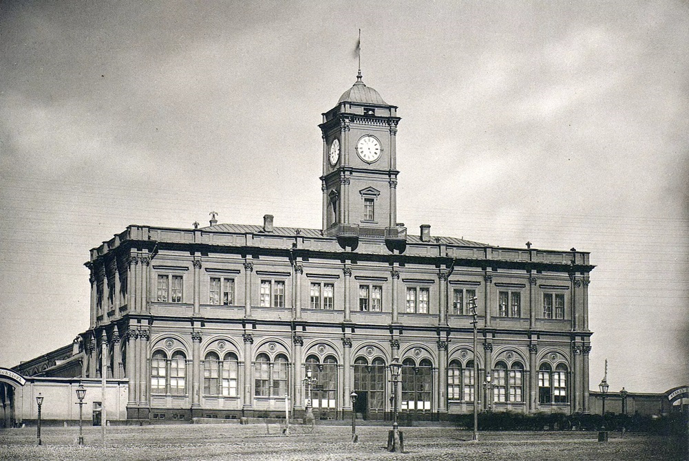 Ленинградский (1855 Петербу́ргский, 1855-1923 Никола́евский, 1923-1924 Октя́брьский) вокзал, 1844-1849, архитектор Константин Тон. 1883 год