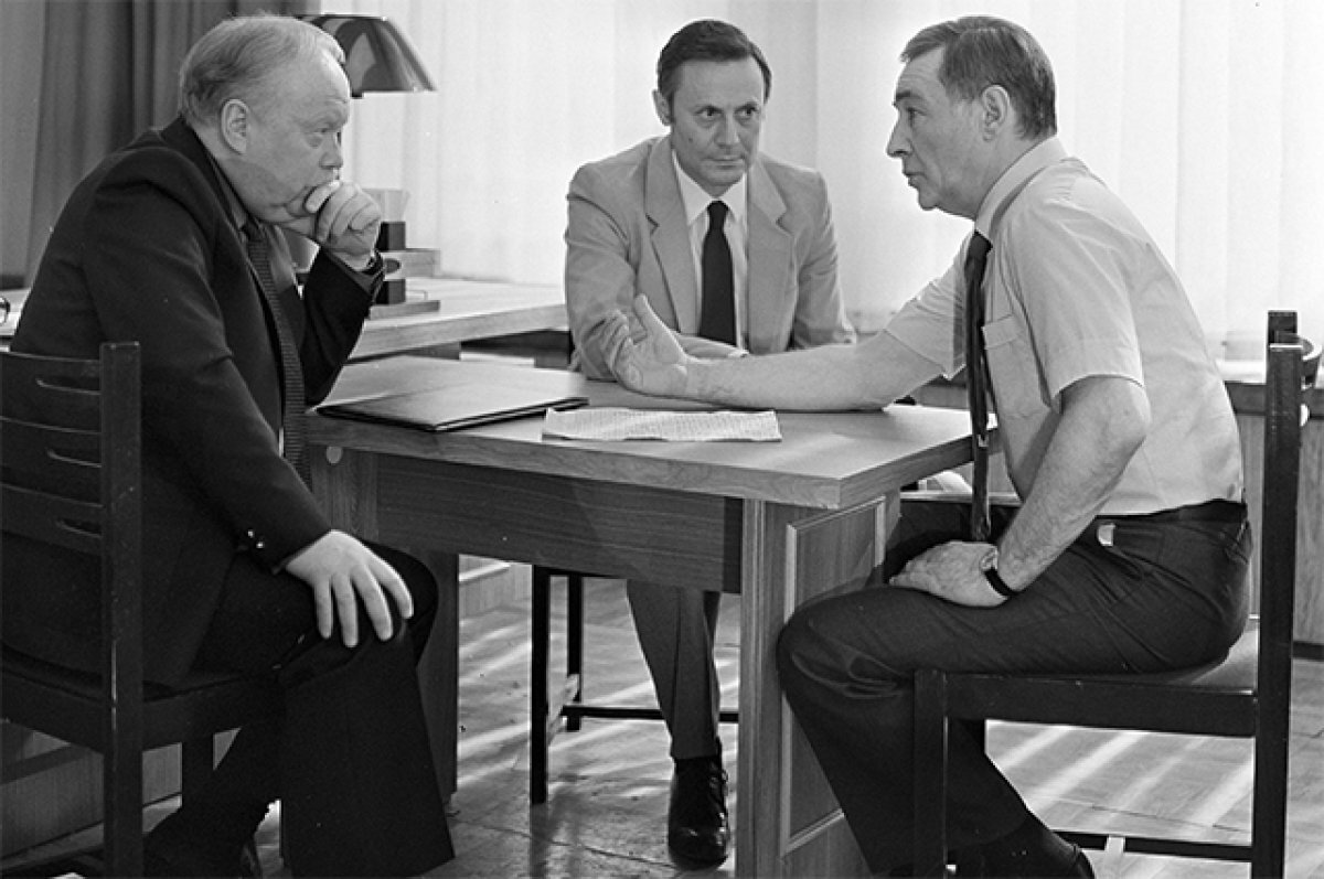    Народный артист СССР Вячеслав Тихонов (справа) в роли генерала Константинова, народный артист РСФСР Юрий Соломин (в центре) в роли полковника Славина, Николай Засухин в роли Павла Макарова в фильме «ТАСС уполномочен заявить». 1984 г.