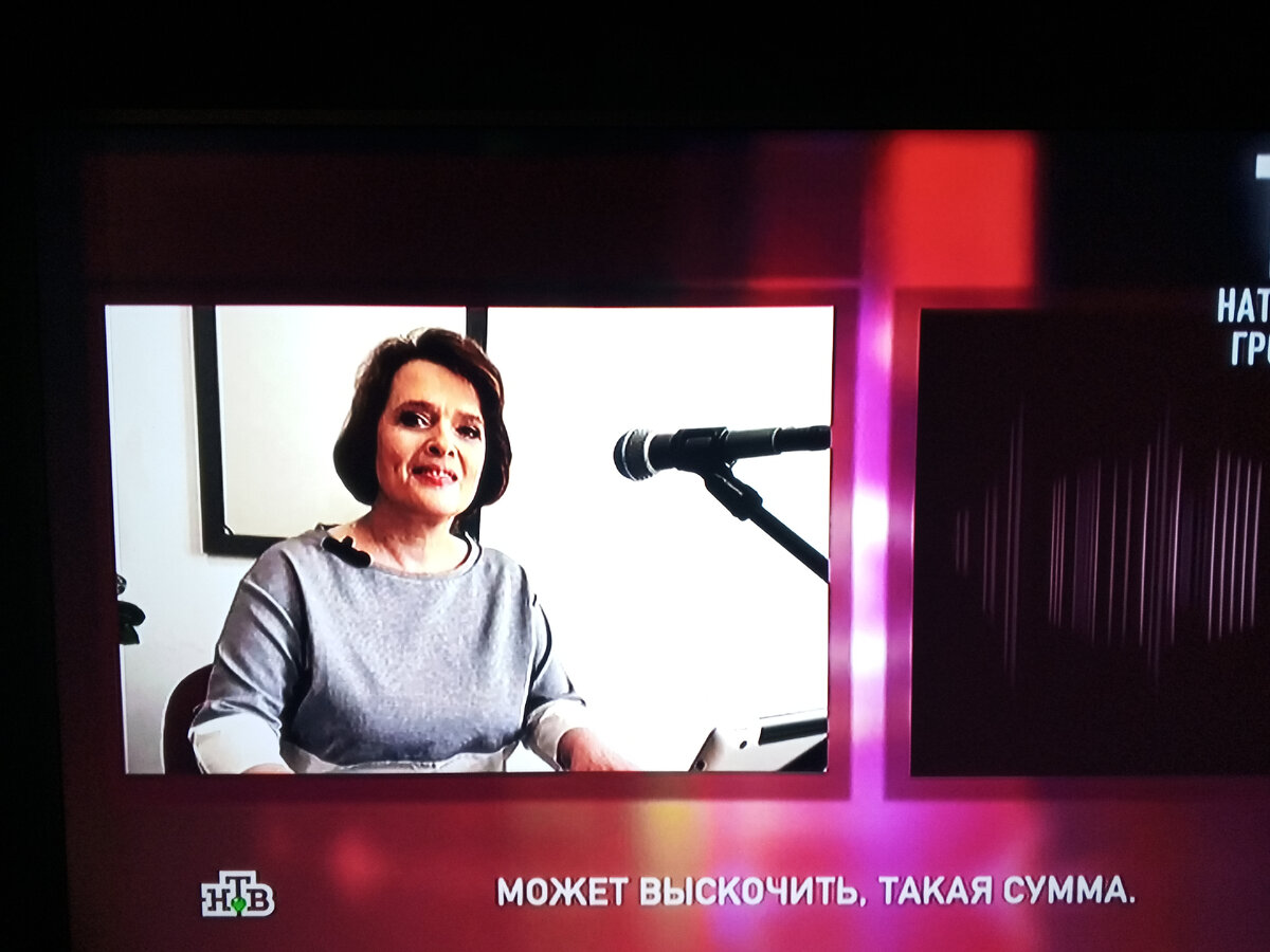 Следы от гусениц танка. След арт. Зимние следы. Следы шин на грязи. Грязная дорога.