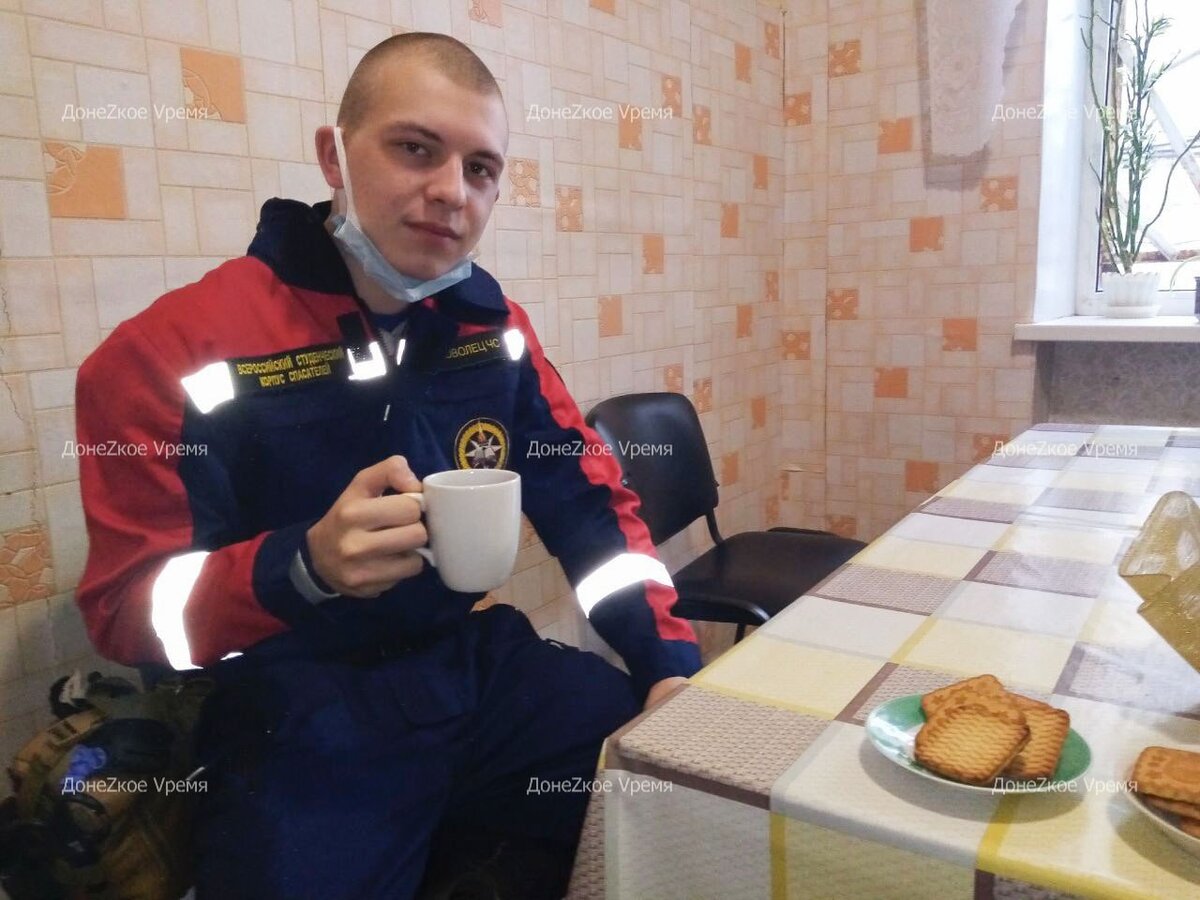 Игорь пьет чай перед процедурой сдачи крови