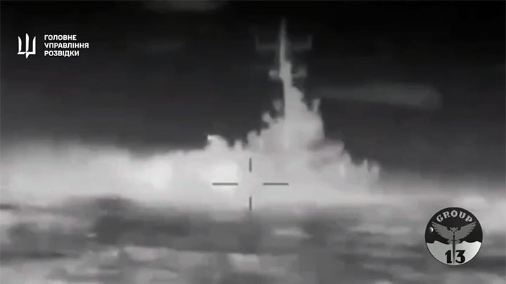    После ударов, нанесённых украинскими безэкипажными катерами, на "Ивановце" начался пожар. Скриншот кадра видео, снятого с дрона ВСУ и выложенного ГУР Украины