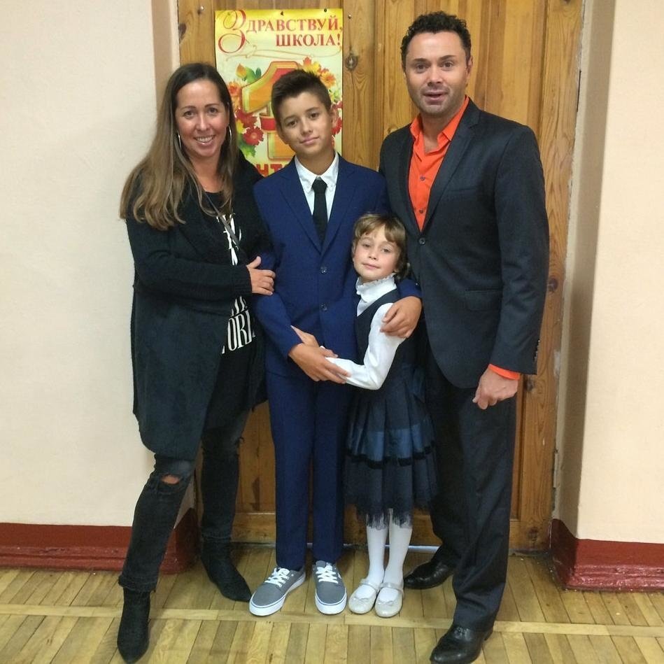 После ситкома Андрей Носков снялся в фильмах «Ленинград», «Глянец» и «Приключения солдата Ивана Чонкина», а также в нескольких сериалах. Но впоследствии Носков предпочел играть в театре, а также попробовал свои силы в кресле режиссера. Что касается семьи, артист 20 лет живет в браке, воспитывает с супругой Анастасией двух детей – Тимофея и Глашу. Фото: legion-media.ru