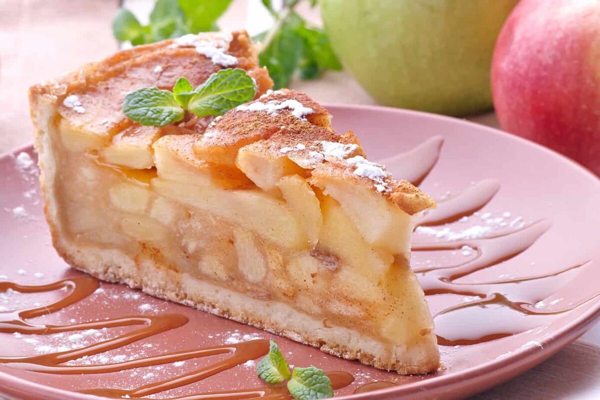 Шарлотка с савоярди. Apple pie (яблочный пирог). Французский яблочный пирог. Французская шарлотка. Яблоки кусочки рецепт