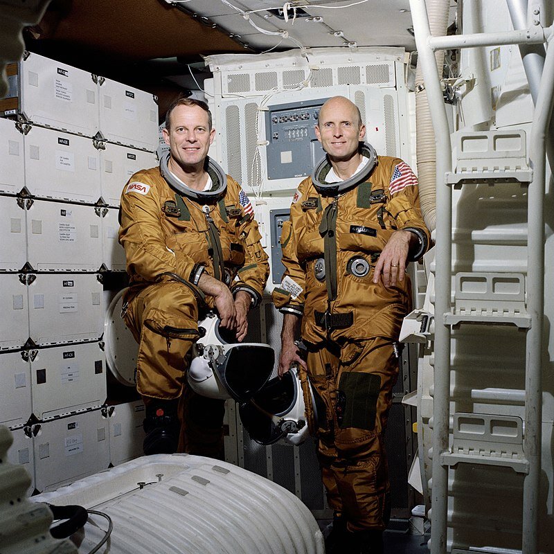 Сколько американцев было в космосе. Оуэн Гэрриот астронавт. Астронавт Джек Керман. Американцы в космосе.