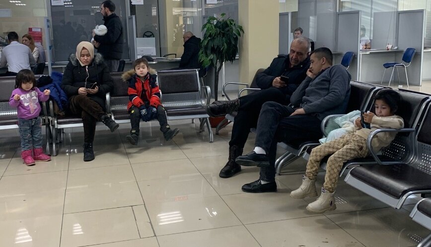 Мигранты прибывают в Россию семьями и сразу требуют гражданство и льготы. Этот снимок сделан в конце января на первом этаже в МФЦ на ул. Труда в Челябинске. Фото: Царьград.