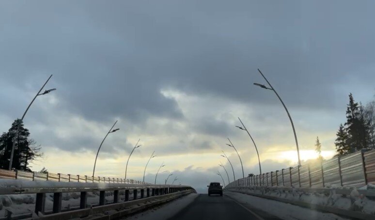    На путепроводе в Горино установили опоры освещения