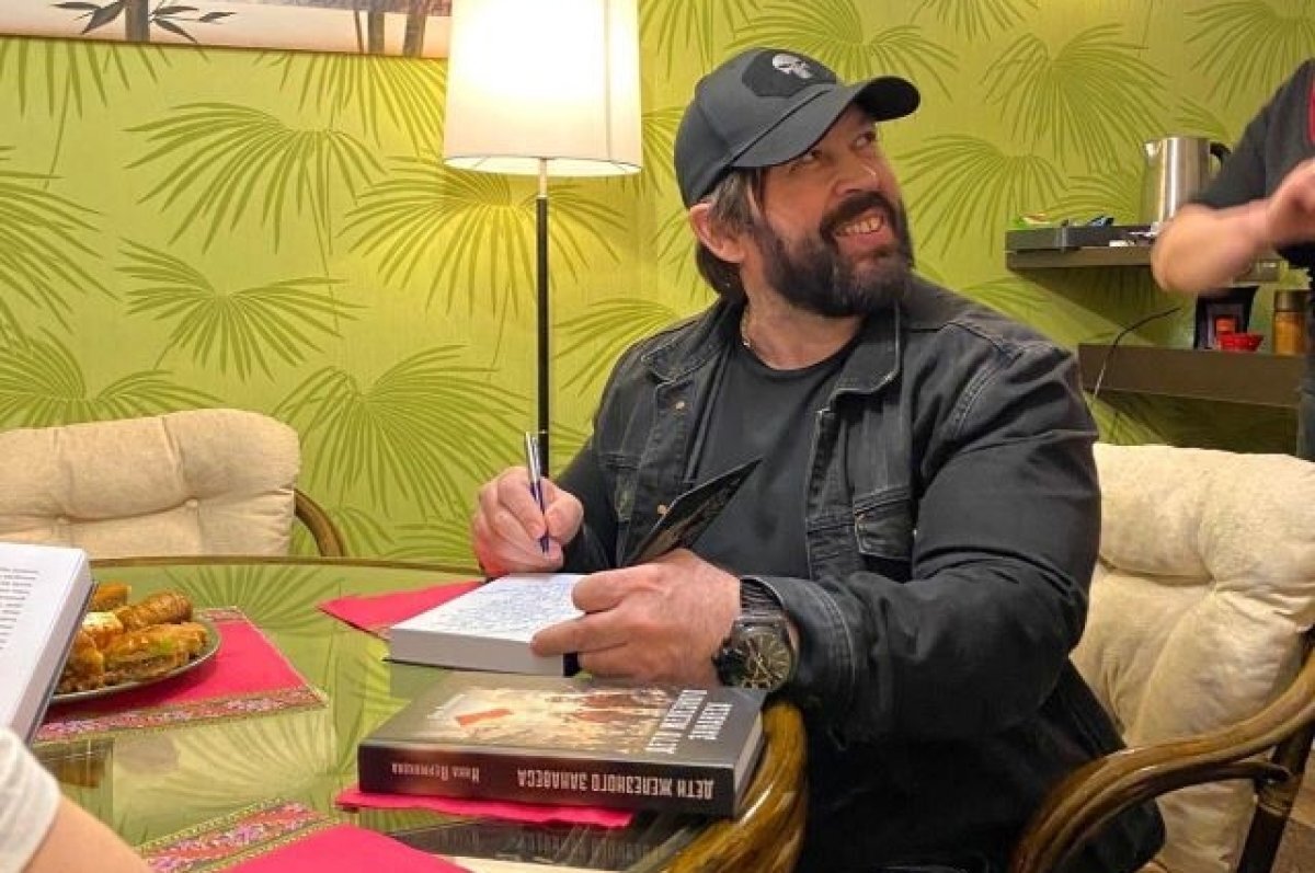    Юрий Спиридонов на встрече с читателями книги.