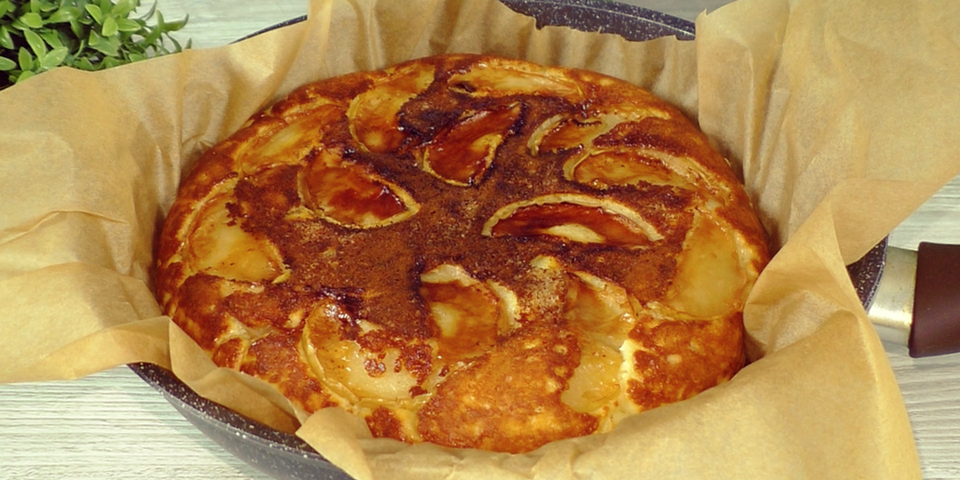 Пирог к чаю на сковороде без духовки, выкладываю на яблоки творожное тесто и на плиту