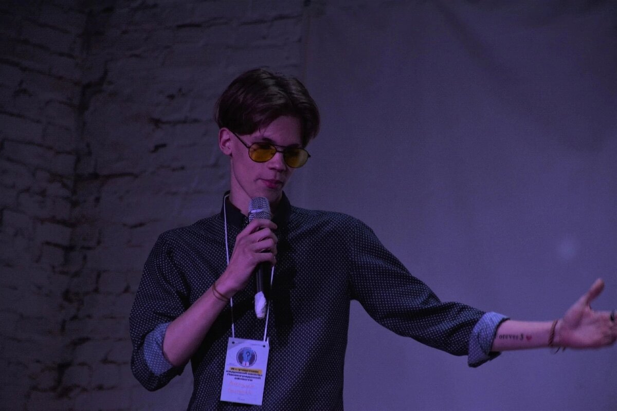 Главе добровольческого объединения нужно вырабатывать ораторские навыки, чтобы доносить свои мысли до аудитории. 