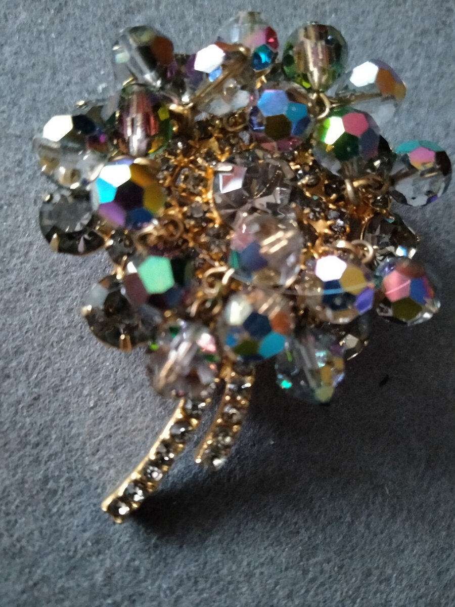 Брошь предположительно от компании D & E с черными бриллиантами и подвесными бусинами . Обращайте внимание на крепление бусин - должна быть так называемая "квадратная проволока" 