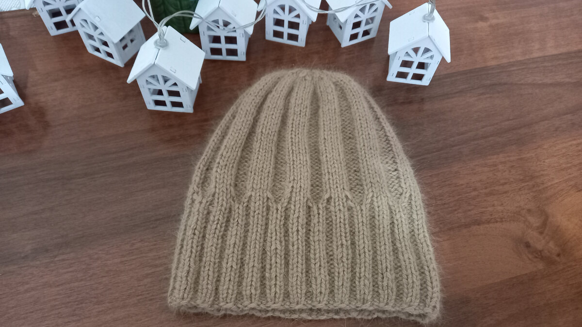 Шапка бини резинкой 2х2. Шапка резинкой 1х1 из ализе суперлана макси. Шапка бини синяя резинка 1на1. Шапка бини спицами резинкой 2х2. Связать шапку два на два резинка.