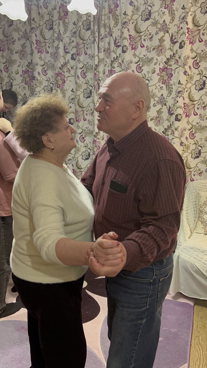 песня на годовщину родителей. песни переделки на юбилей свадьбы. переделанные слова песен на свадьбу. песни переделки на юбилей свадьбы. песенки переделки на свадьбу.