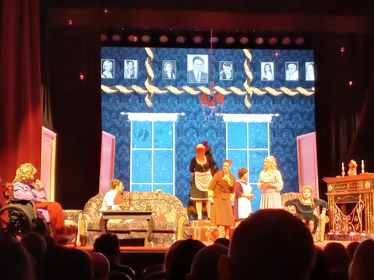 Сцена из спектакля "Восемь любящих женщин" Коломенского народного театра