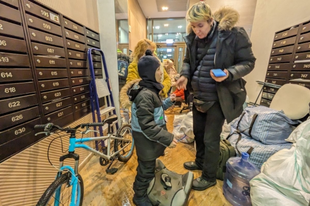    Многодетная семья в подъезде новостройки Тагильской улице.