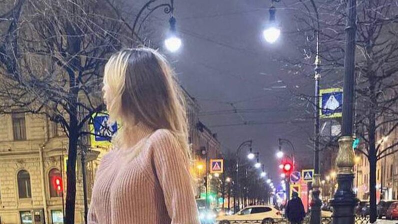 Скандал разразившийся на днях в Ленобласти связанный с задержанием 25-летней учительницы начальных классов, которая якобы совращала 11-летнего учащегося продолжает обрастать новыми подробностями.-4