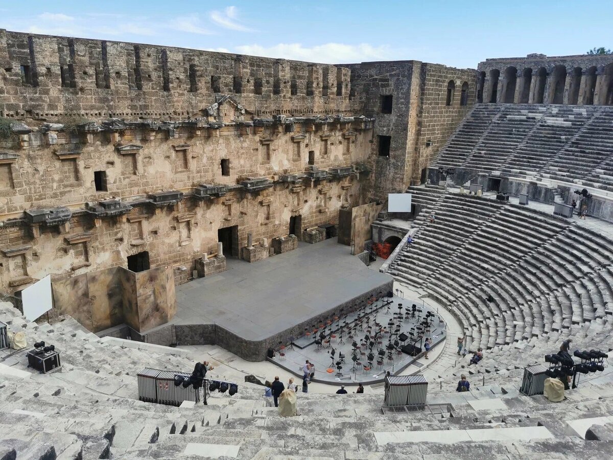 Ниши перед сценой амфитеатра украшены изображениями бычьих голов, венков и разных плодов. Фото: Дарья Лебедева / Яндекс Карты