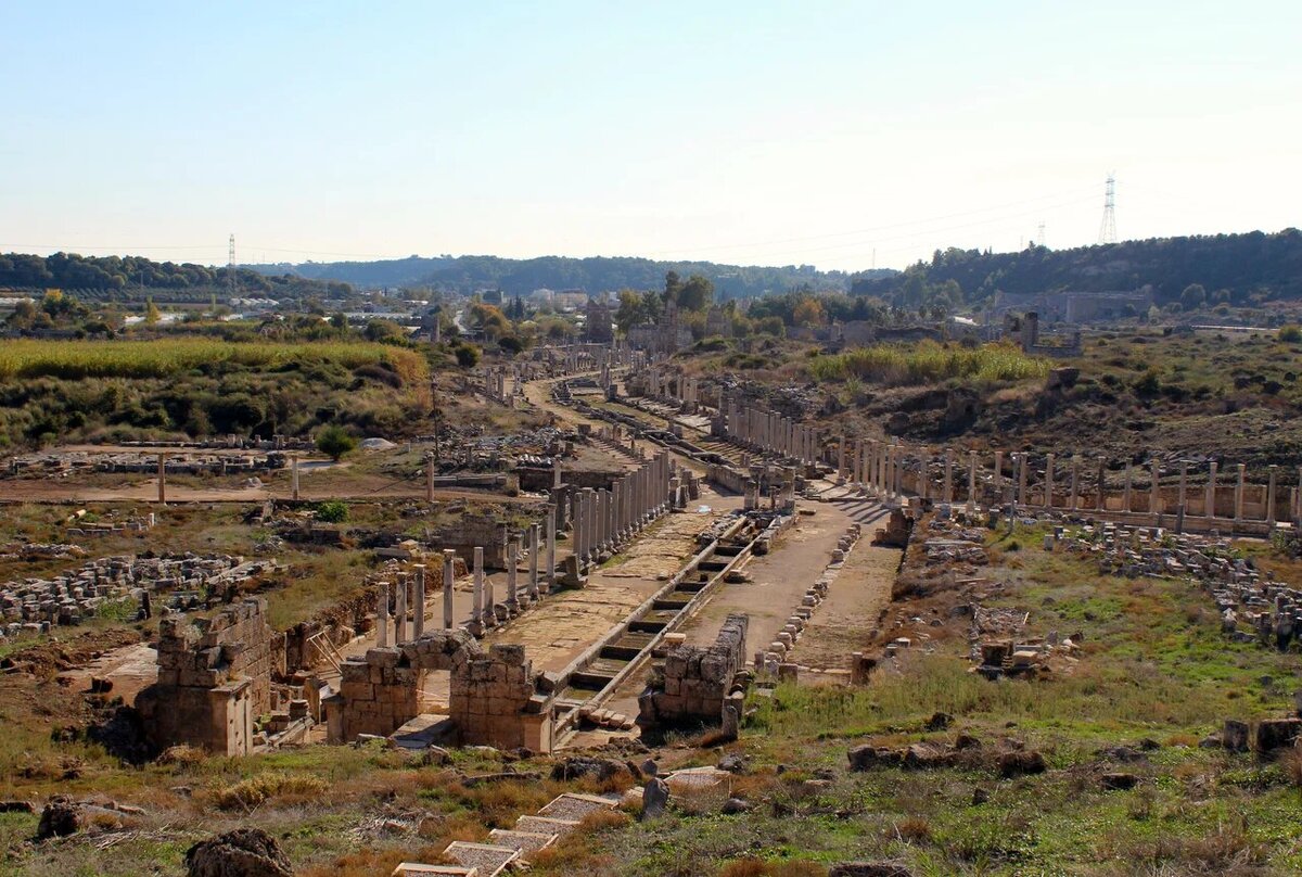 Частично уцелела и центральная улица города, на которой заметны фрагменты когда-то действующего водного канала. Фото: Sweet little child / Яндекс Карты 