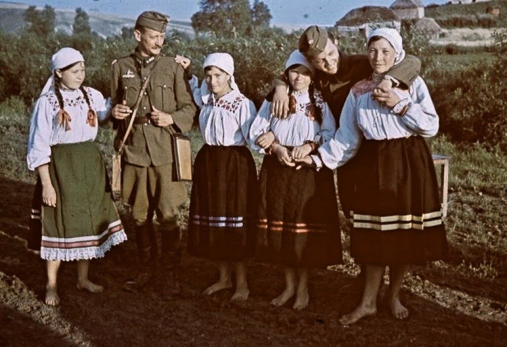 фото немецких оккупантов с местными женщинами (или девушками?) взято из открытого источника