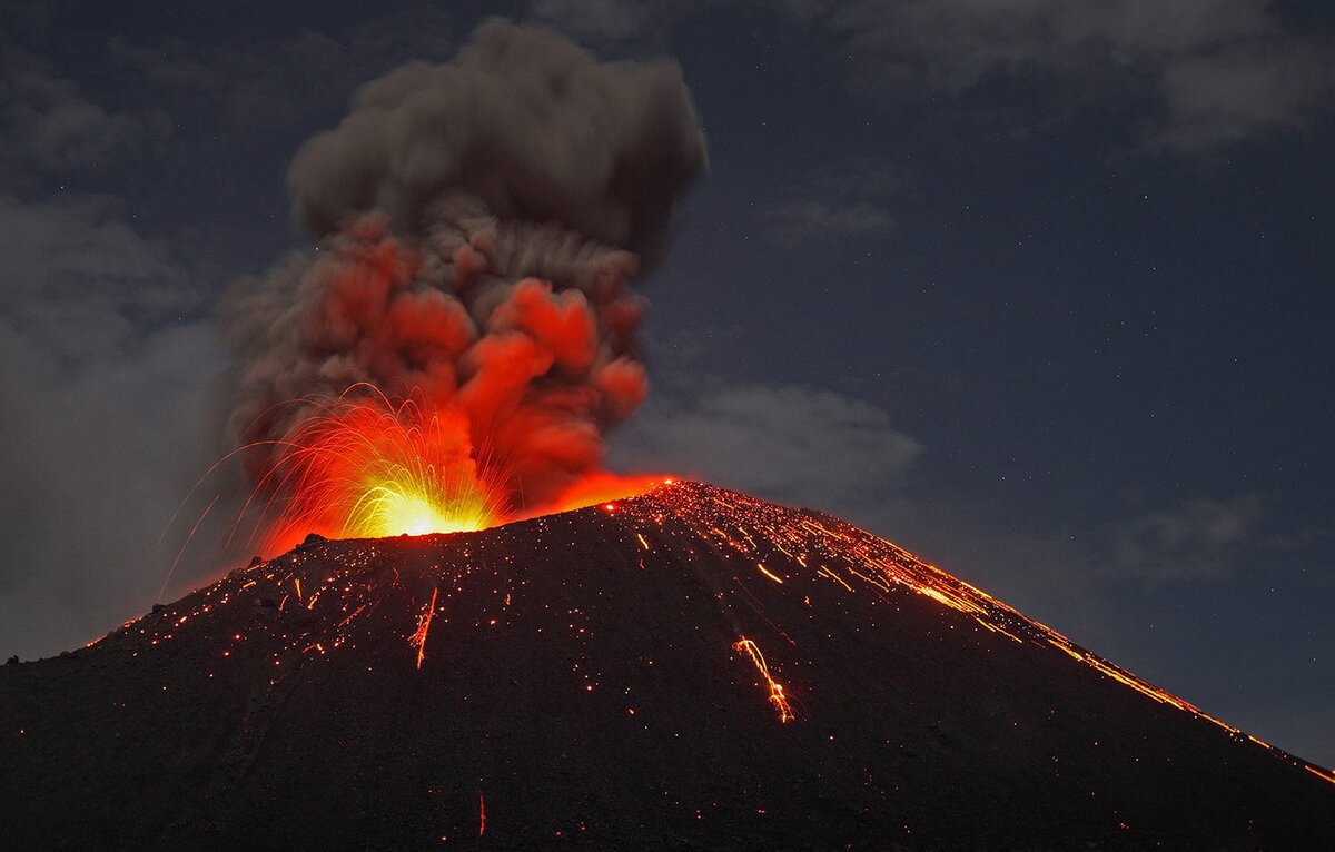 Анак Кракатау вулкан. Извержение вулкана Кракатау в Индонезии. Кракатау извержение 1883. Извержение Везувия 1631. Землетрясения и извержения вулканов происходят