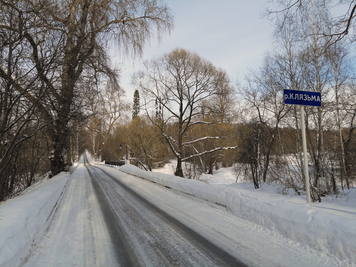 Машины здесь проезжают редко, для пешеходов вполне комфортно