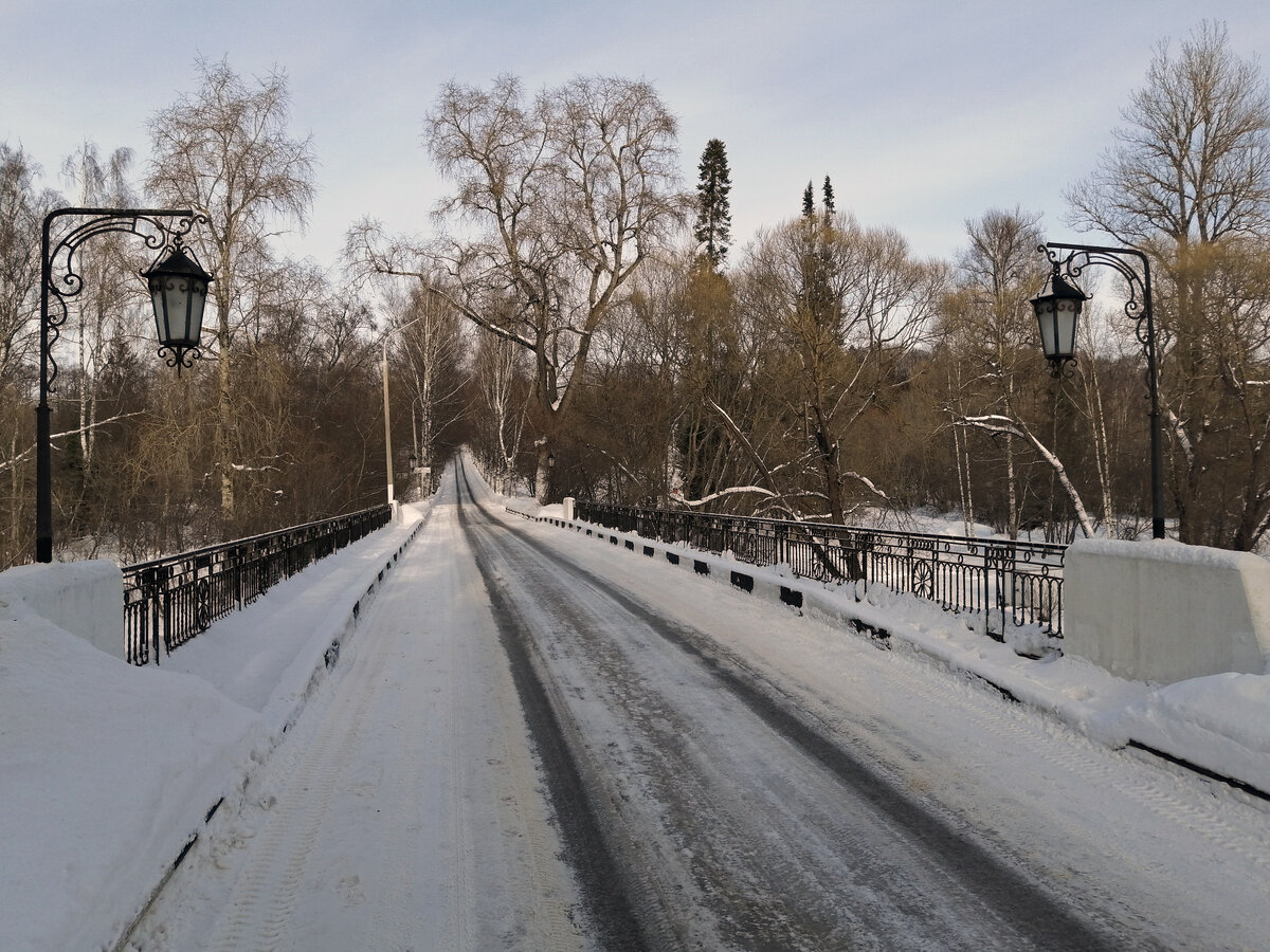Мост через Клязьму украшен фонариками