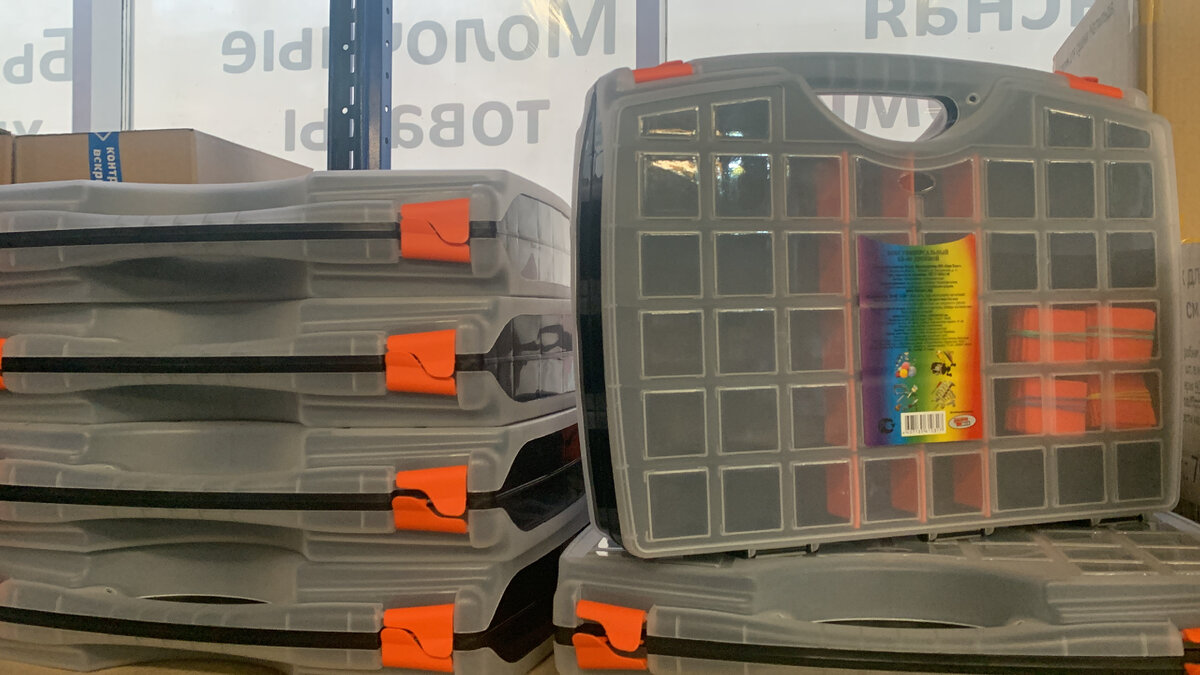 Бокс универсальный, размеры 42,5 на 33 см толщина 8,5 см