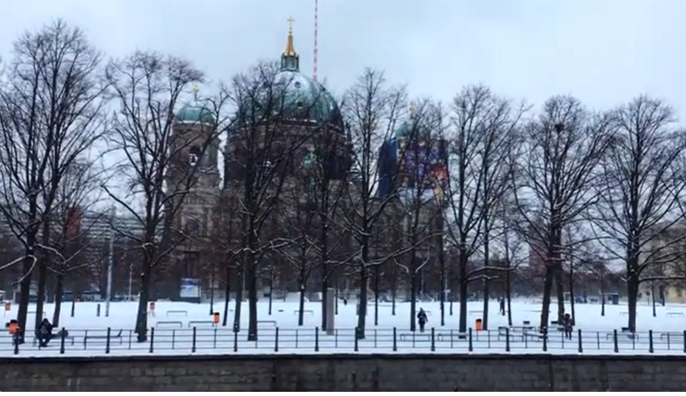 „Шёл, как во сне  И падал на землю белый снег.
Кажется мне, 
Первый раз за сотни лет,
Как волшебство - 
Весь Берлин снегом занесло
И, как фантом, 
Парит собор с крестом...“                            Скриншот: из эфира „Музыкальный поСРЕДник“ (№130). 