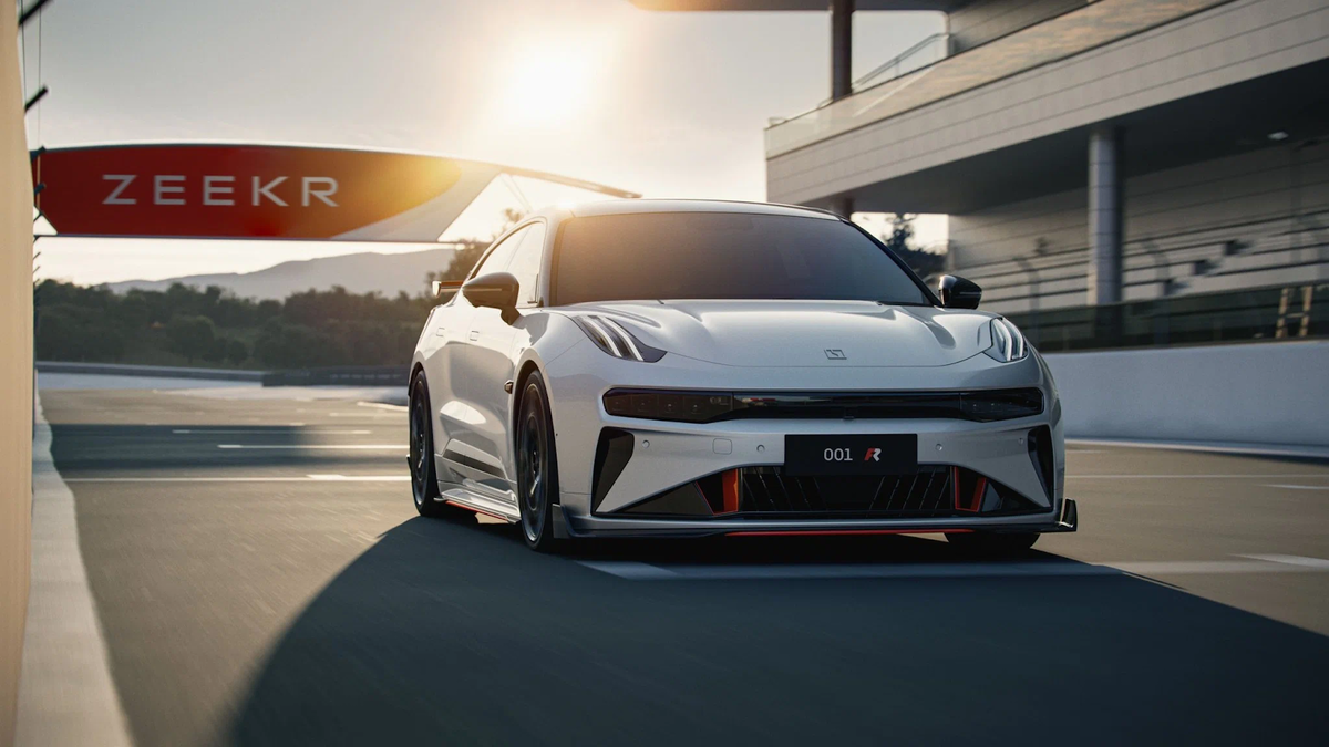 Новинка сезона Zeekr 001 – версия R 