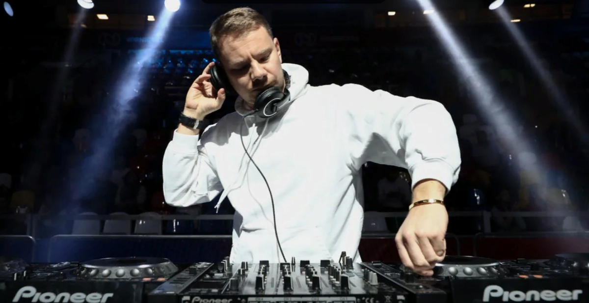 музыка умеешь. девушка лежит на траве. релаксация природа. акустическая гитара в природе. скрипка.