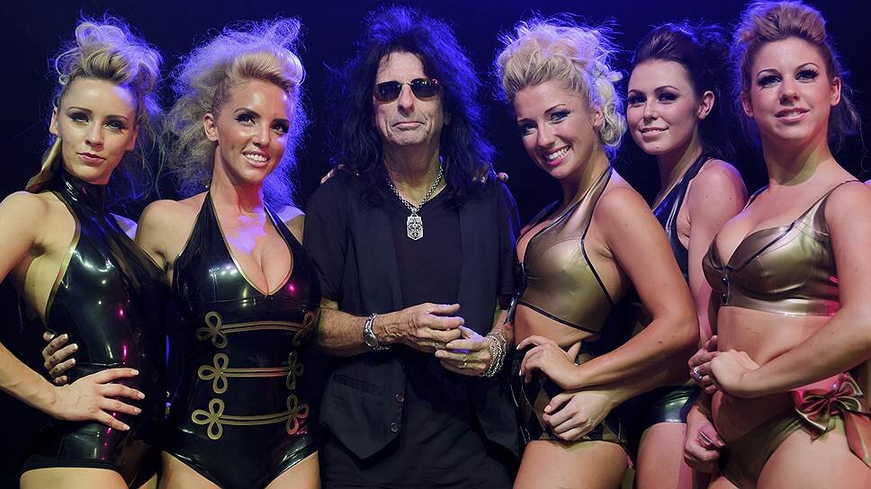 человек в друзьях как позвонить. звонит по телефону. звонок другу. человек звонит. день «позвони другу».