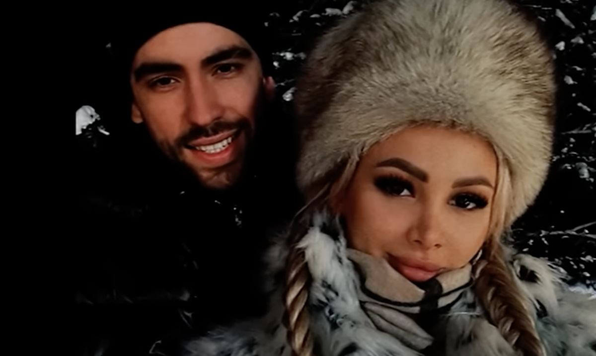 Тяжелая сумка. Тяжелая сумка. Девушка курьер с посылкой. Курьер и покупатель. Женщина несет мужчину.