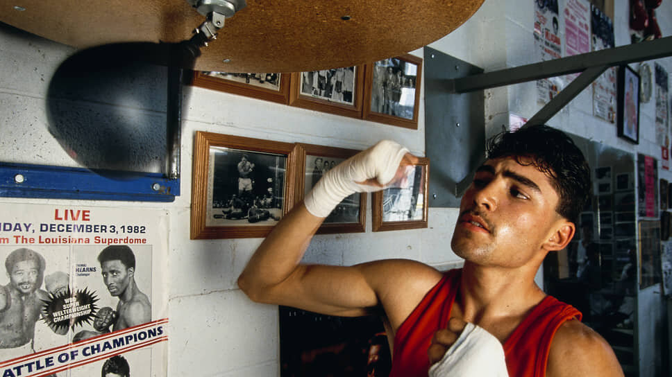    «Бокс был у меня в крови»    
 Оскар Де Ла Хойя появился на свет 4 февраля 1973 года в пригороде Лос-Анджелеса. Его родители эмигрировали из Мексики в США еще до рождения сына. Бойцовский характер достался Оскару по наследству: дед занимался любительским боксом, а отец и старший брат выходили на ринг в профессиональном статусе. Мальчик начал боксировать в пятилетнем возрасте и уже к 15 годам снискал славу вундеркинда Mike Powell / Allsport / Getty Images