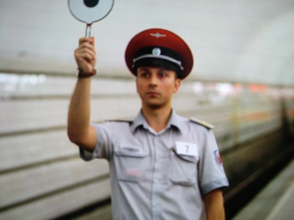 сигнальный жезл у дежурного по станции. дежурный по станции метрополитена. дежурный по станции метрополитена. диск дежурного метро. дежурные по станции московского метрополитена.