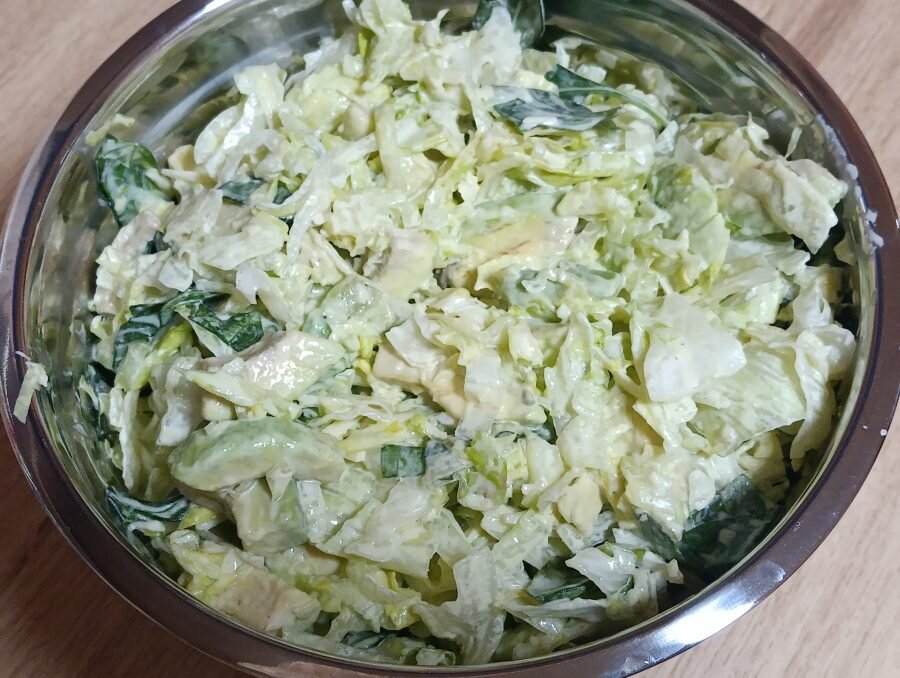 Салат руккола апельсин авокадо. Салат с авокадо и сыром фета. Салат из манго и авокадо. Какой салат из авокадо. Салат из авокадо с помидорами.