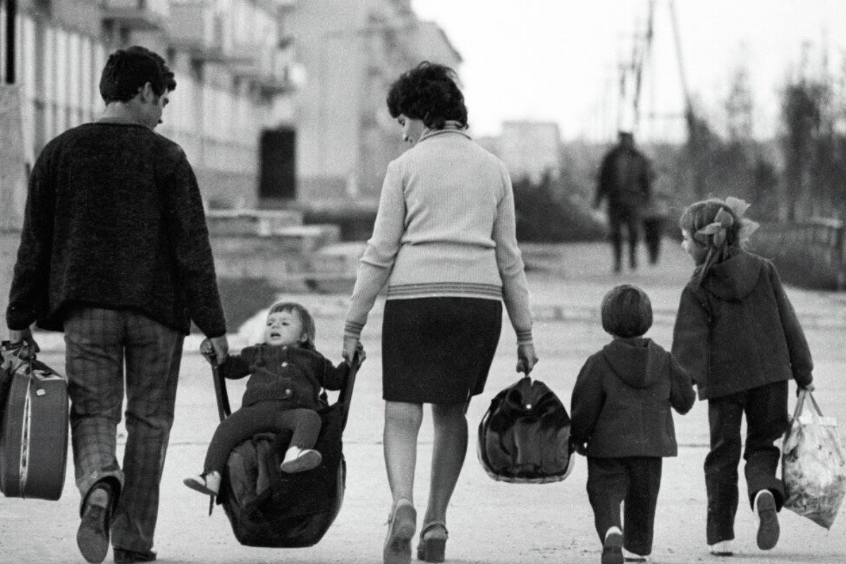 Советская семья. Дети с родителями советские. Счастливая Советская семья. Советская семья с детьми.